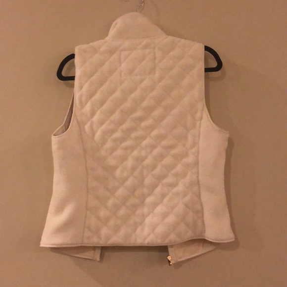 A&F Fleece Quilted Vest - Picture 2 of 4